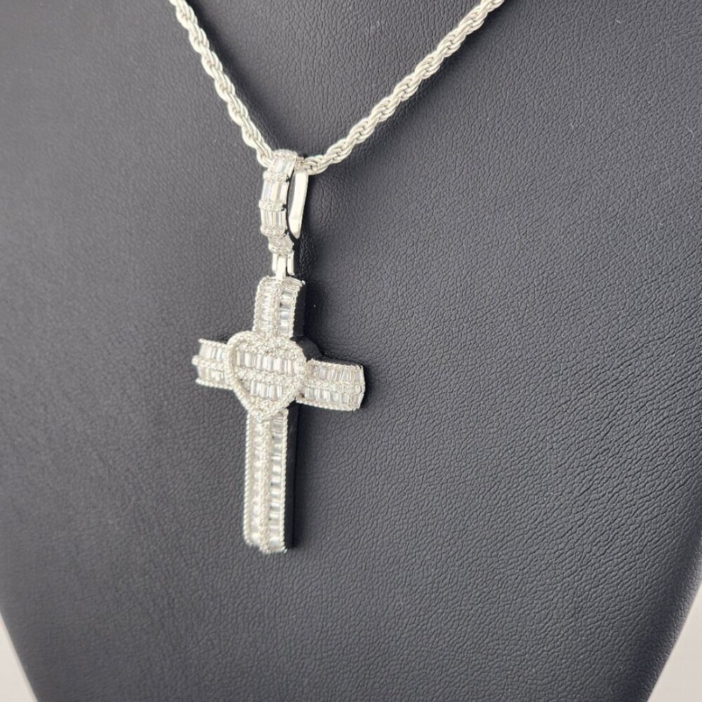 925 Silver Cross in Heart Necklace – Faith-Inspired Jewelry, Gift-Ready - Picture 5 of 8